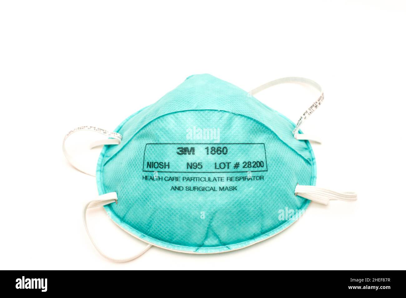 Una maschera blu N95 tipo 3M respiratore per proteggere contro l'inquinamento e malattie, come influenza e virus, coronavirus, isolato su un bianco. Foto Stock