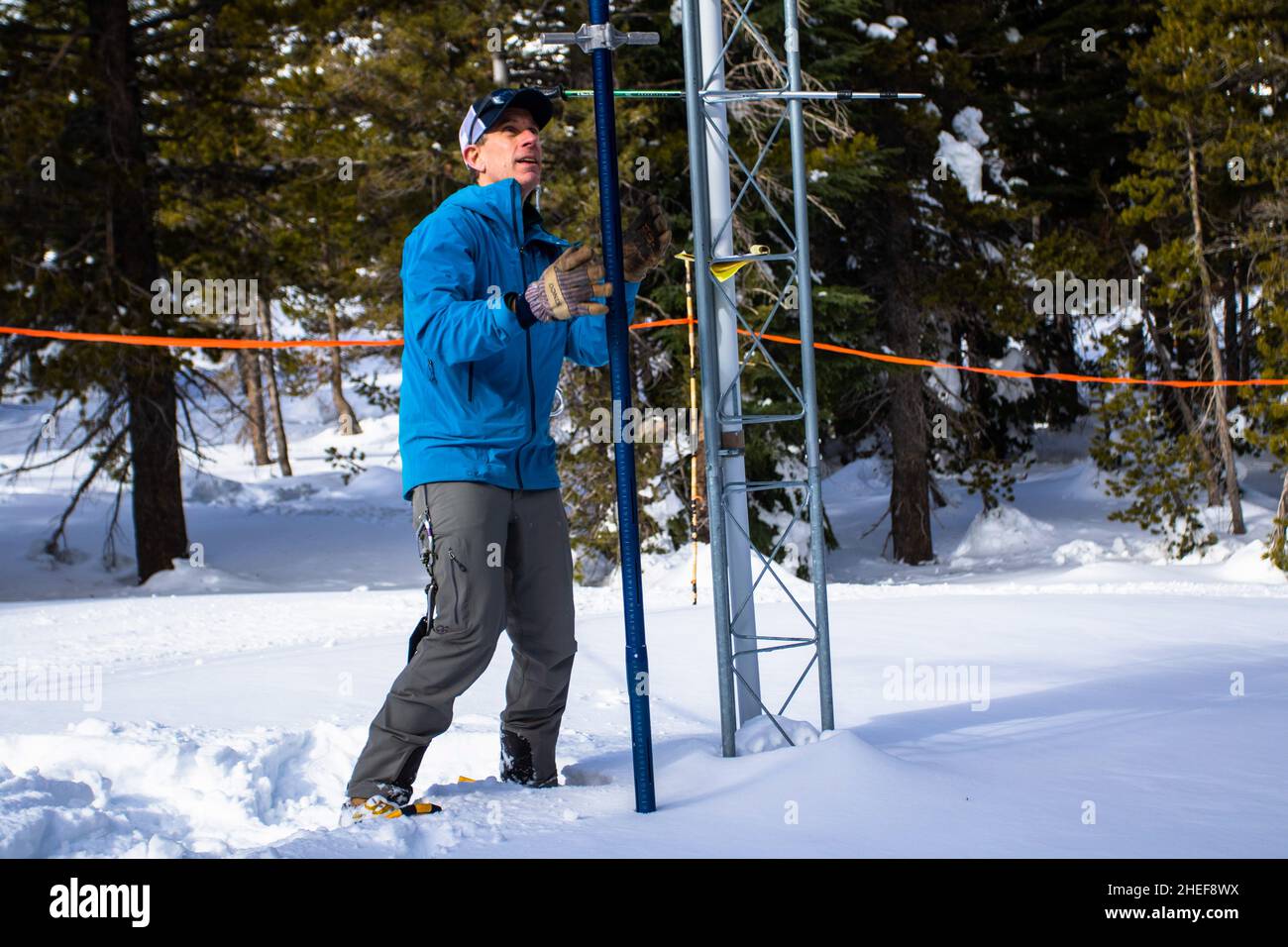 Incline Village, Stati Uniti. 10th Jan 2022. Jeff Anderson prepara l'attrezzatura per il test delle manto nevoso. Il Natural Resources Conservation Service ha invitato i media a partecipare a un test di neve in uno dei loro siti regionali. Il manto nevoso all'epoca era il 185% della media normale, ma gli esperti restano preoccupati per una possibile previsione secca per l'area. Credit: SOPA Images Limited/Alamy Live News Foto Stock