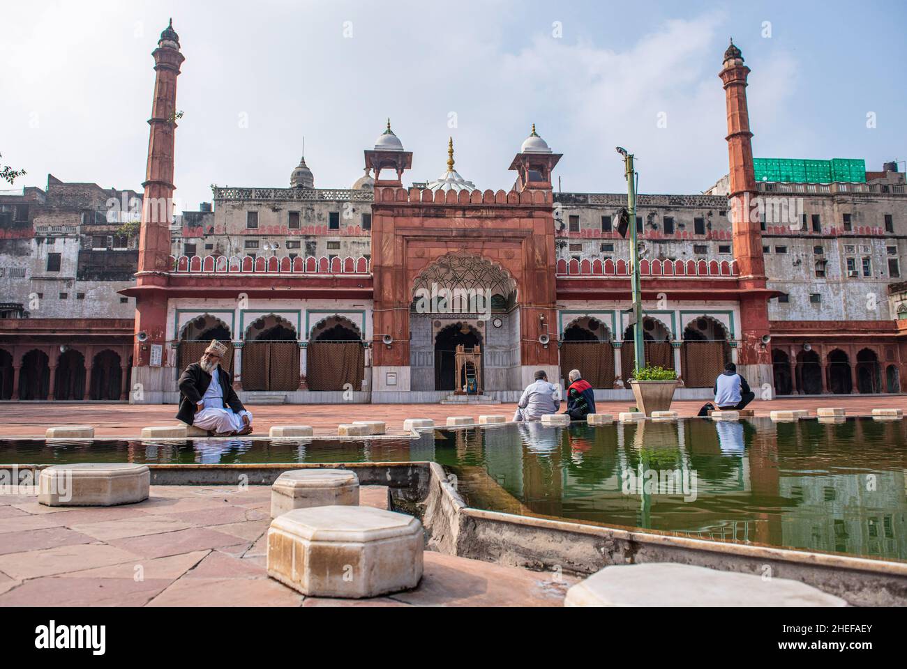 New Delhi, India. 10th Jan 2022. La struttura principale della Moschea di Fatehpuri, una delle più antiche moschee in india, che ha bisogno di urgente conservazione come diverse parti del monumento di Mughal-era ha subito gravi danni strutturali, Chandni Chowk. Fatehpuri Masjid costruita nel 1650 d.C. da Fatehpuri Begum una delle mogli dell'imperatore Mughal Shah Jahan, la moschea è costruita in arenaria rossa ed è splendidamente decorata con piccole cupole e minareti. Segna il grande culmine della strada storica di chandni Chowk. Credit: SOPA Images Limited/Alamy Live News Foto Stock