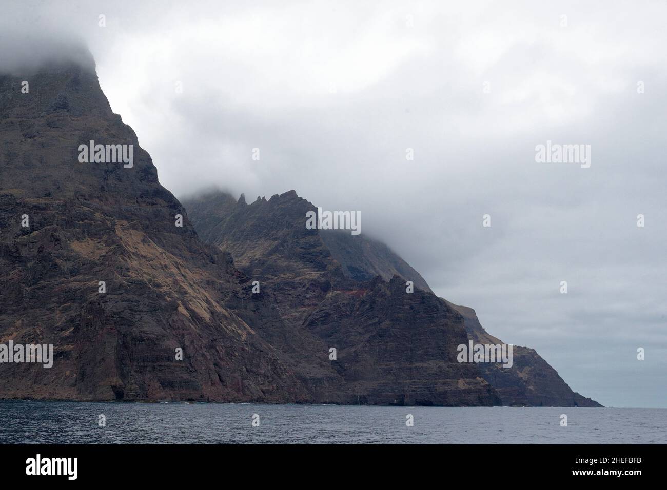 Rocce vulcaniche sulle colline, costa dell'isola di Masafuera, Isole Juan Fernandez, Cile 2nd marzo 2020 Foto Stock