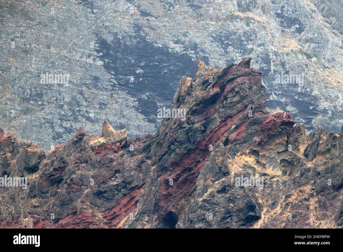 Rocce vulcaniche sulle colline, costa dell'isola di Masafuera, Isole Juan Fernandez, Cile 2nd marzo 2020 Foto Stock