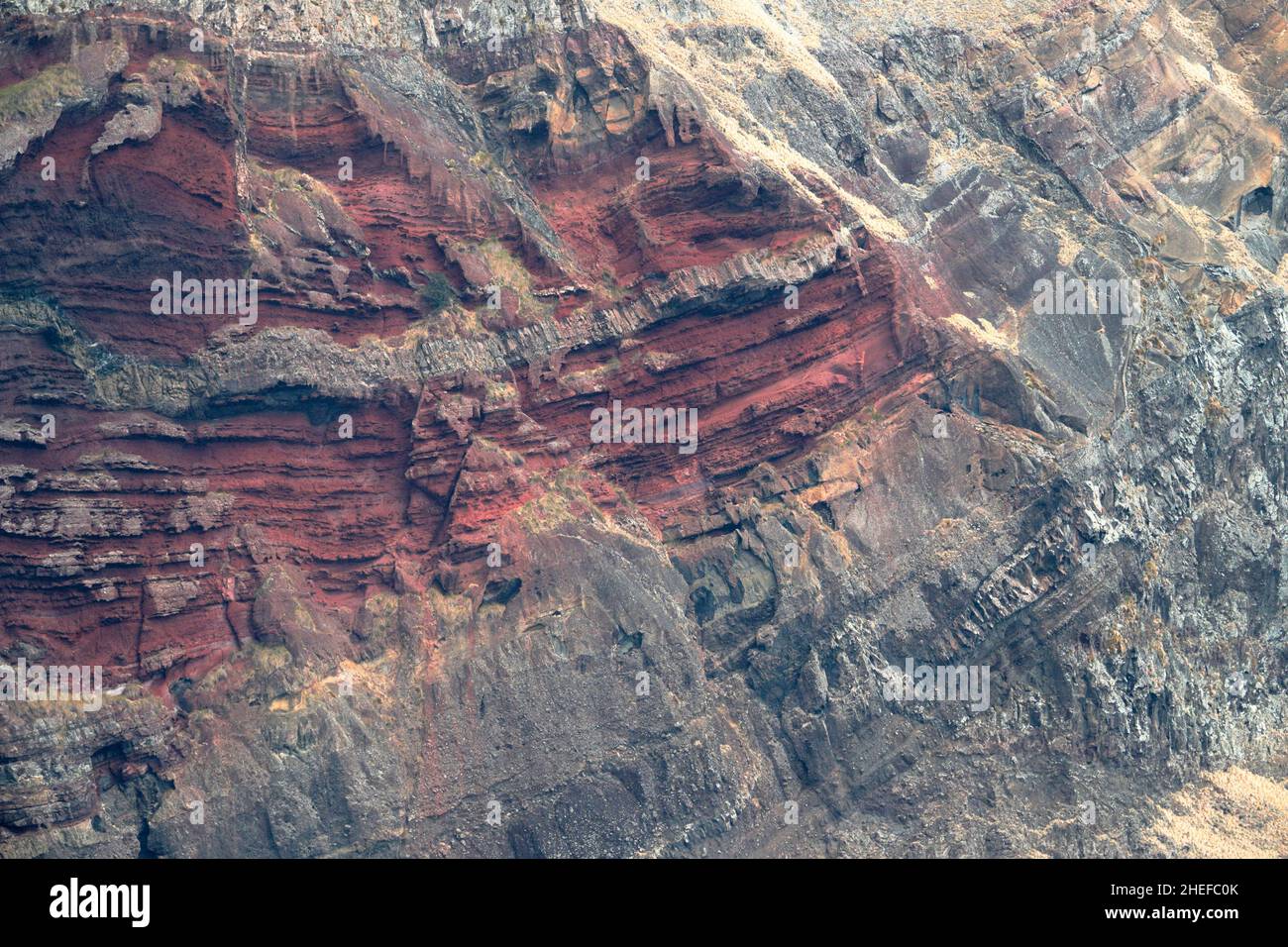 Rocce vulcaniche sulle colline, costa dell'isola di Masafuera, Isole Juan Fernandez, Cile 2nd marzo 2020 Foto Stock