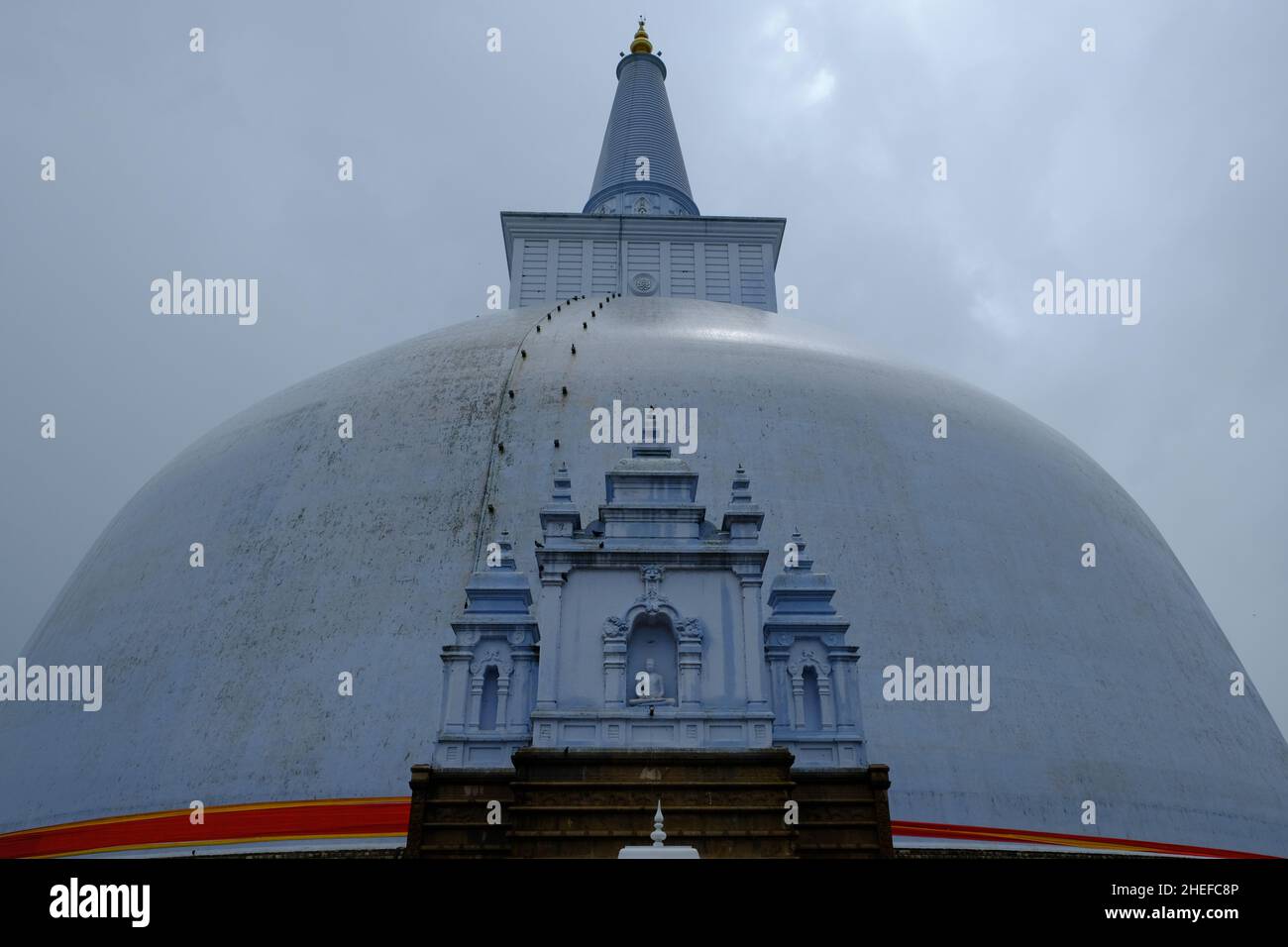Sri Lanka Anuradhapura - tempio buddista Ruwanwelisaya Stupa vista dal fronte Foto Stock