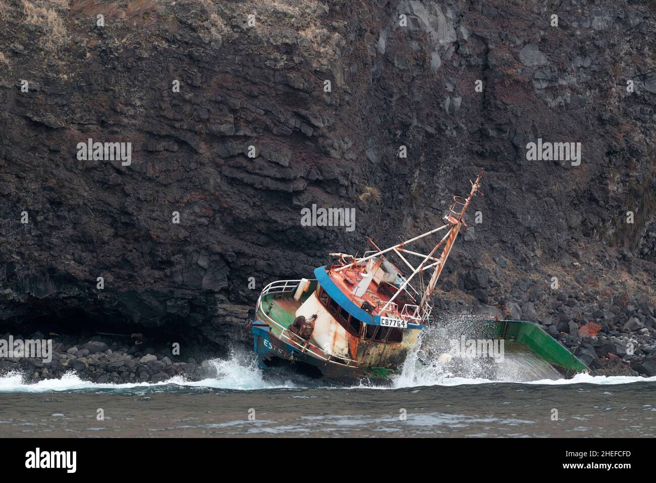 Nave da pesca naufragata, costa dell'isola di Masafuera, Isole Juan Fernandez, Cile 8th marzo 2020 Foto Stock