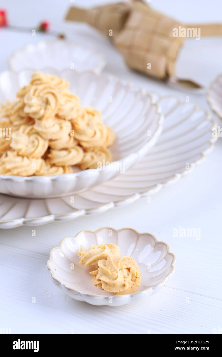 Selected Focus, SLoce Up Kukis Sagu Keju o Cheese Sago Cookies è uno dei biscotti preferiti in Indonesia per Natale o Lebaran. Foto Stock