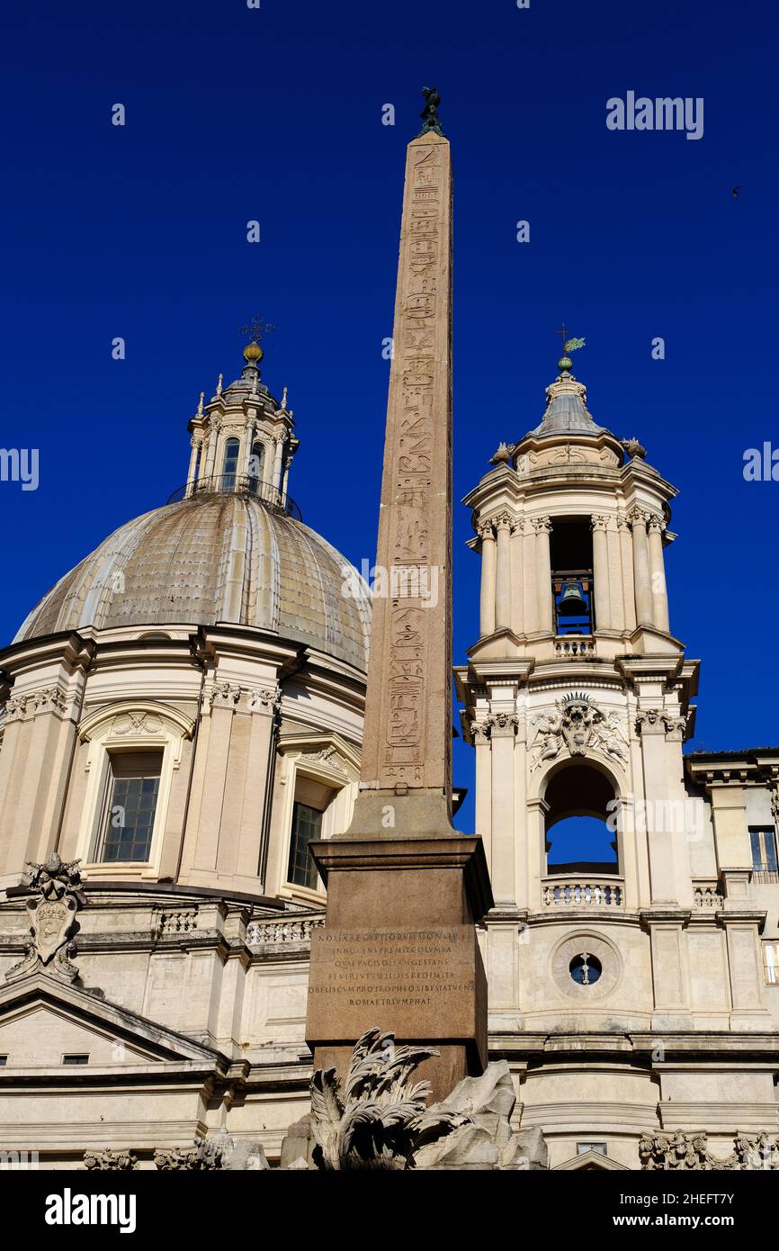 Sant Agnese in Agone chiesa e obelisco in Piazza Navona a Roma Italia Foto Stock