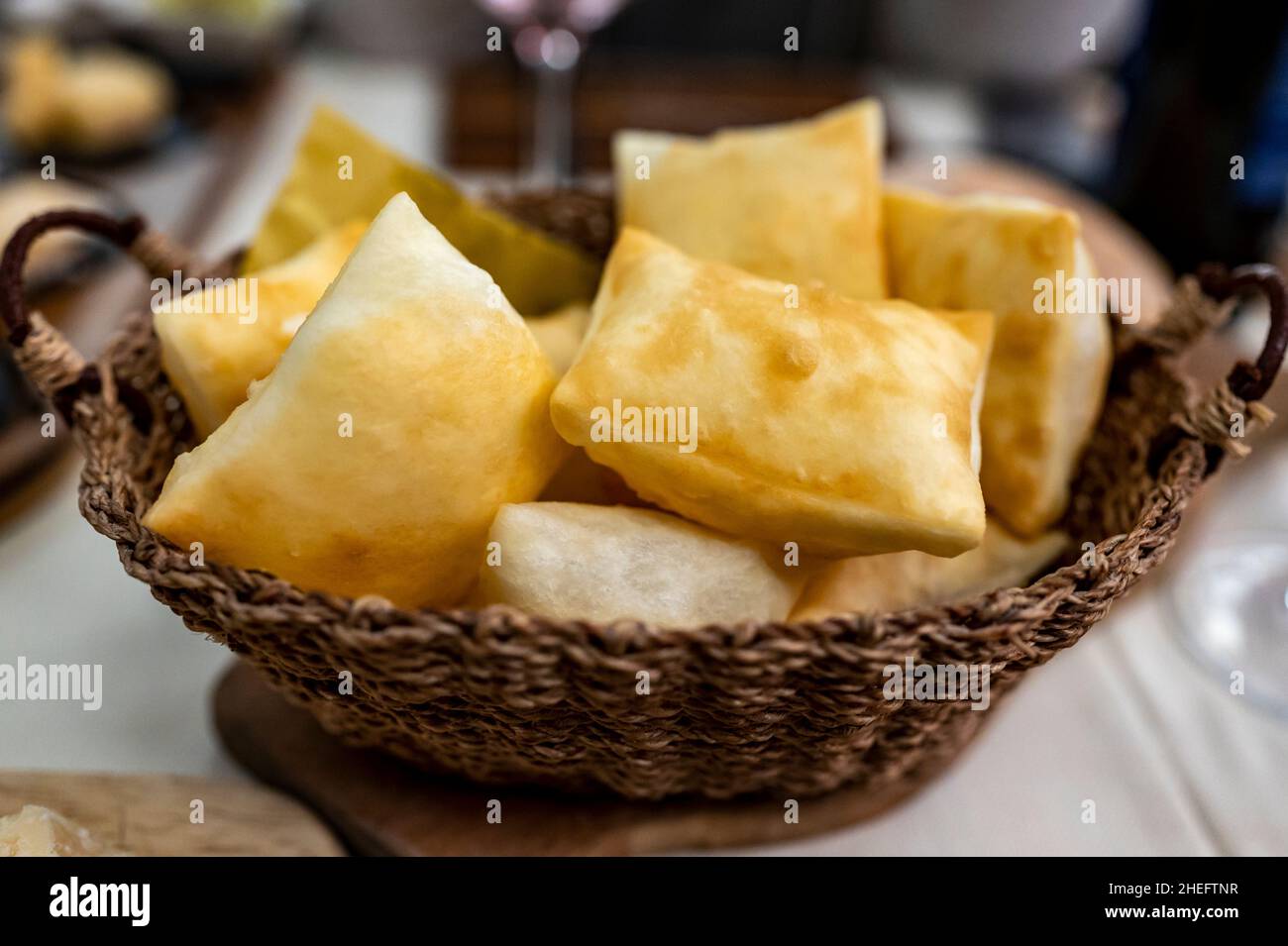 Cibo della regione Emilia Romagna, pane fritto gnocco fritto o crescentina servito in ristorante a Parma, Italia close up Foto Stock