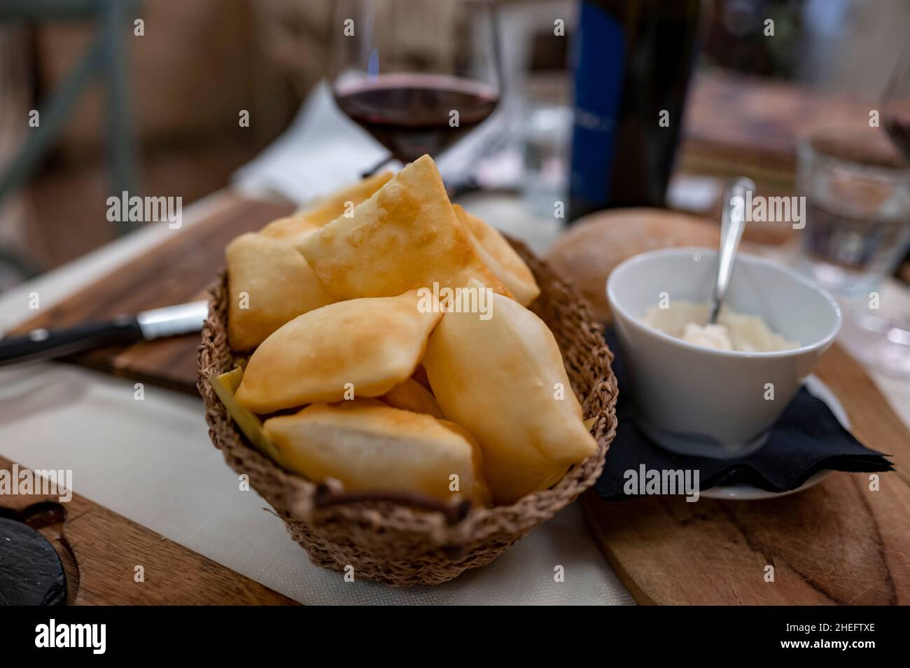 Cibo della regione Emilia Romagna, pane fritto gnocco fritto o crescentina servito in ristorante a Parma, Italia close up Foto Stock