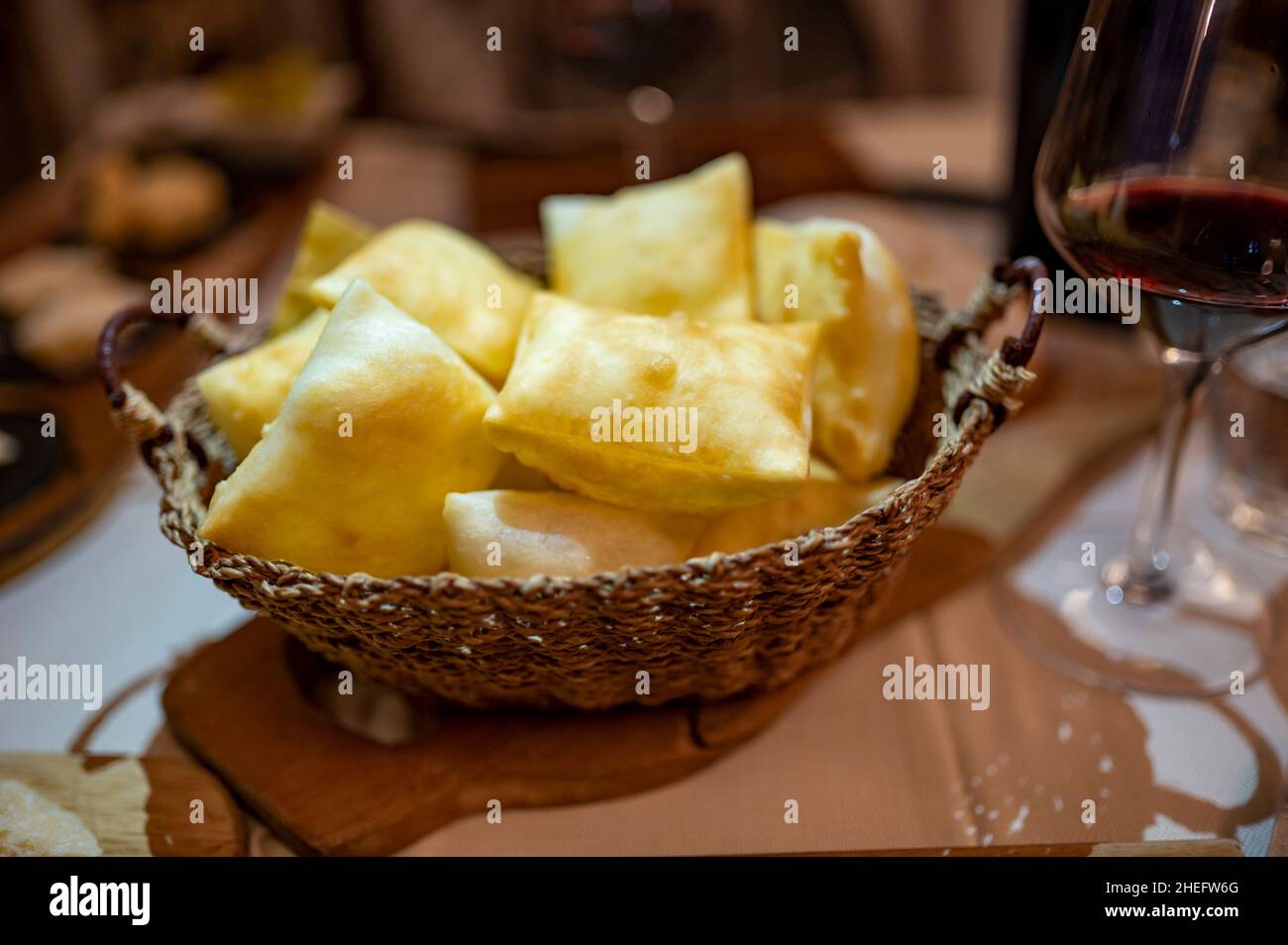 Cibo della regione Emilia Romagna, pane fritto gnocco fritto o crescentina servito in ristorante a Parma, Italia close up Foto Stock