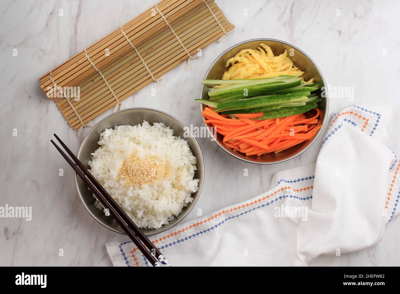 Vista dall'alto ingredienti di preparazione Gimbap (riso coreano). Riso bianco (BAP) con alghe Nori o Laver con vari ingredienti, come Carrot Foto Stock