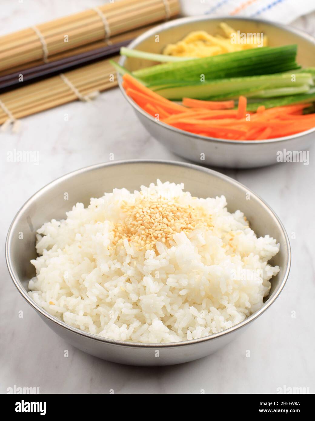 Riso bianco con semi di sesamo e verdure fresche, preparazione preparazione del Rice Rice Roll coreano Kimbap o Gimbap Foto Stock