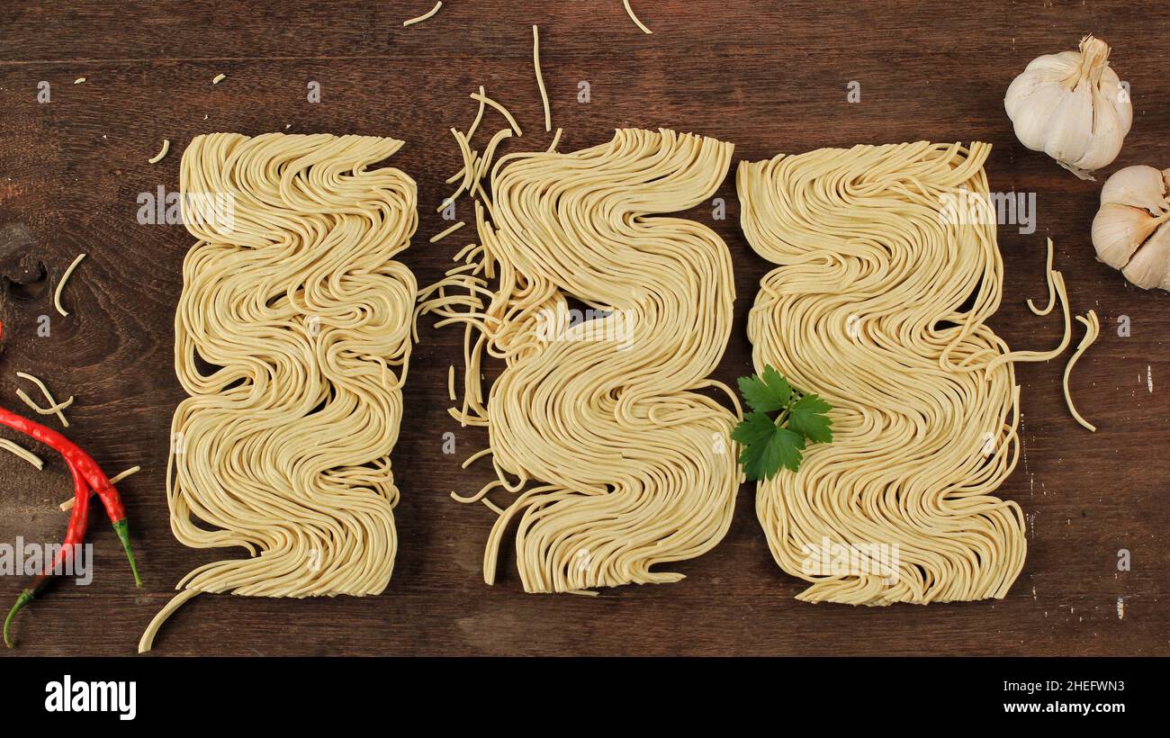 Top View Yellow Asian Dry Noodle, indonesiano tipicamente Noodle chiamato Bakmi. Pronto a cuoco con spezie fatte in casa. In Indonesia popolare come mie Telor o Ba Foto Stock
