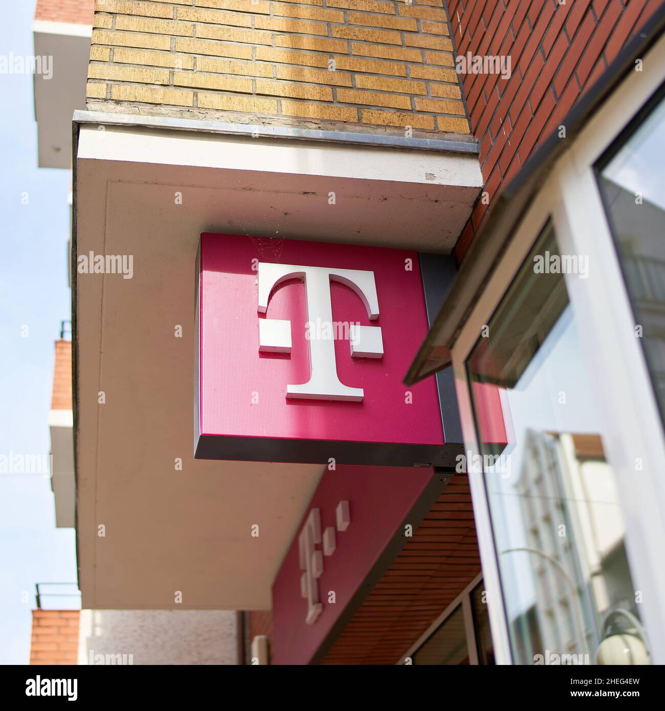 Cartello illuminato del fornitore di telefonia mobile Telekom nel centro della città di Swinoujscie in Polonia Foto Stock