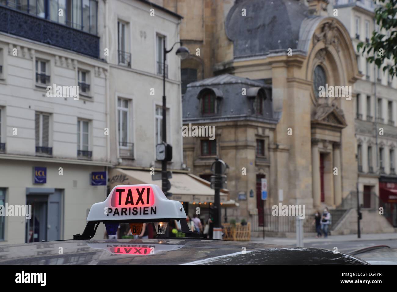 Taxi nelle strade trafficate di Parigi Foto Stock