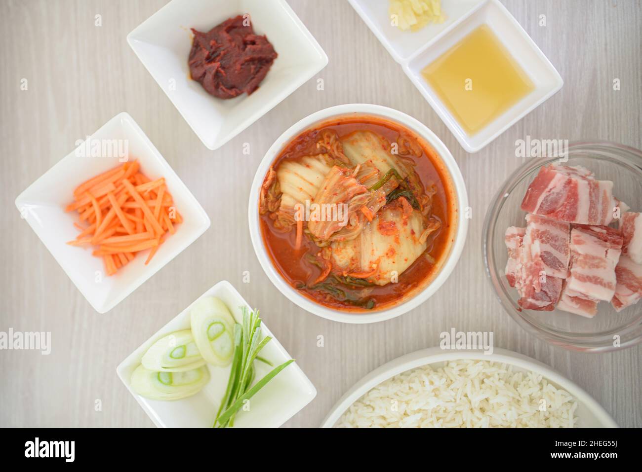 Immagine di un set di ingredienti per la produzione di riso fritto kimchi. Foto Stock