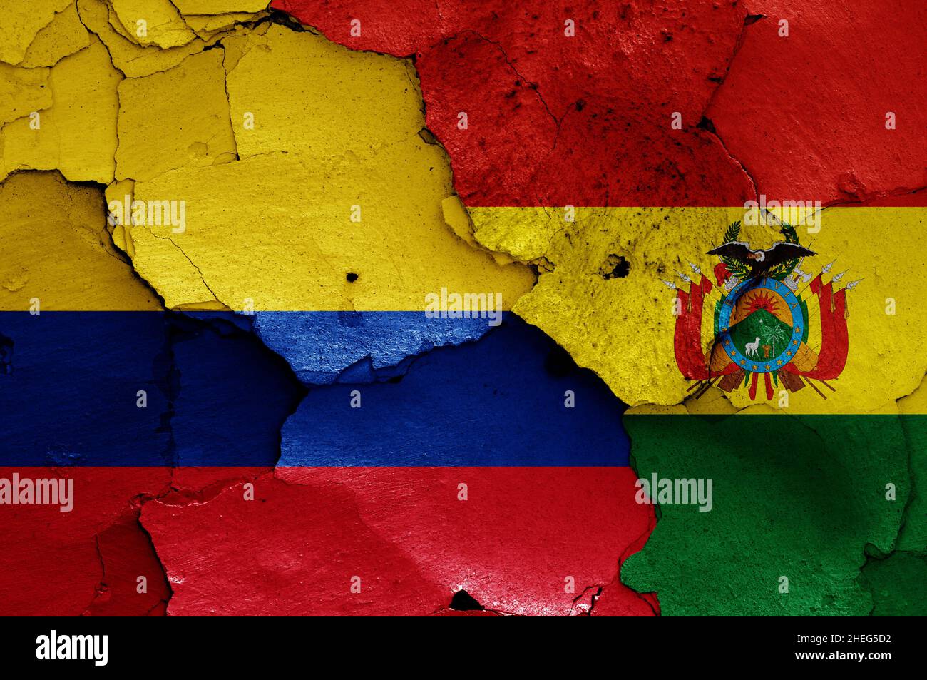 Bandiere di Colombia e Bolivia dipinte su muro rotto Foto Stock