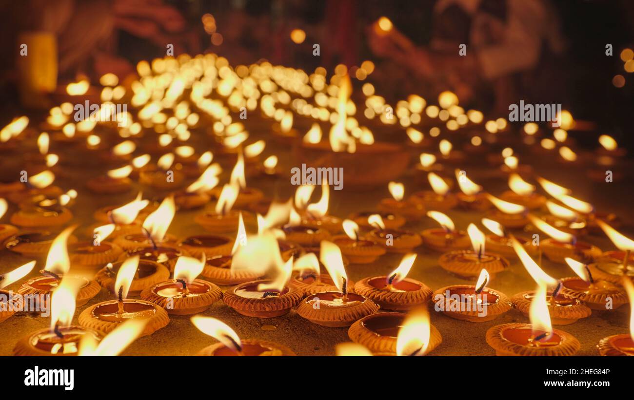 lume di candela in cerimonia religiosa con profondità di campo poco profonda Foto Stock