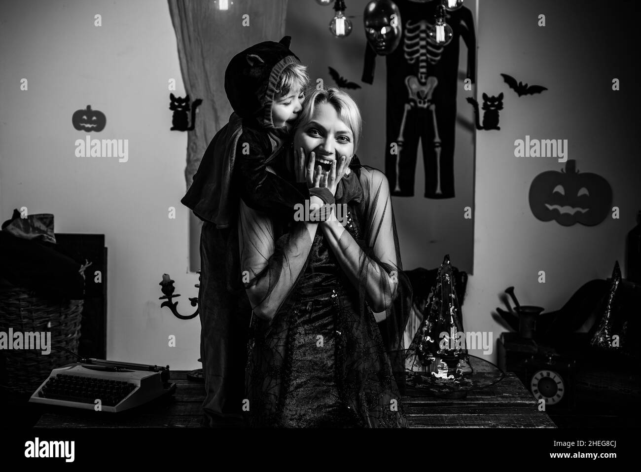 Scheletro in posa con zucca. Halloween si veste su costumi di madre e figlio e di strega e cappelli di strega. La caramella più popolare per Halloween. Halloween p. Foto Stock
