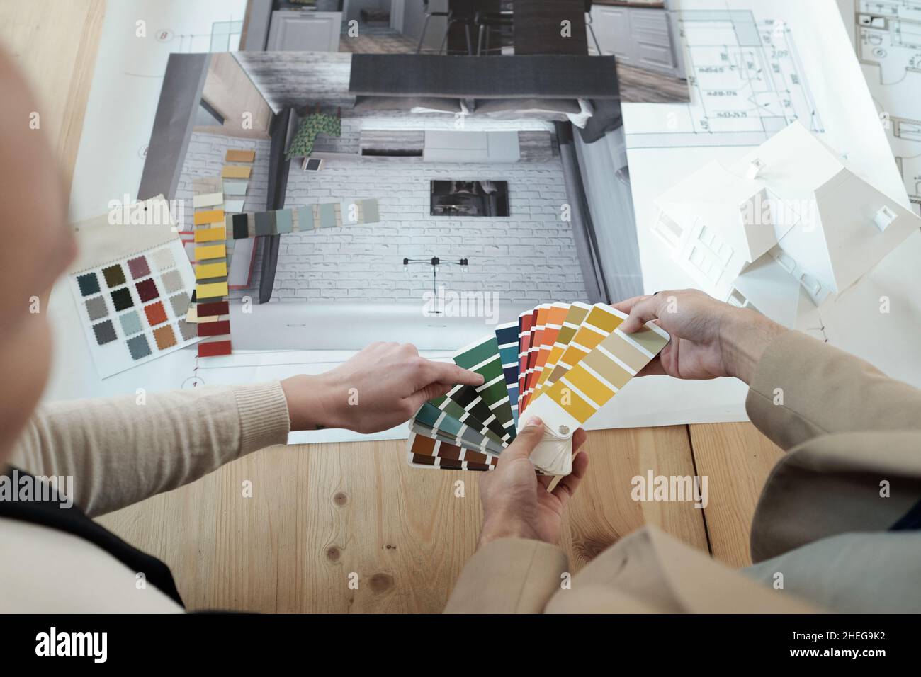 Due architetti contemporanei o designer di interni che scelgono il colore per le pareti della stanza mentre lavorano su un nuovo progetto Foto Stock