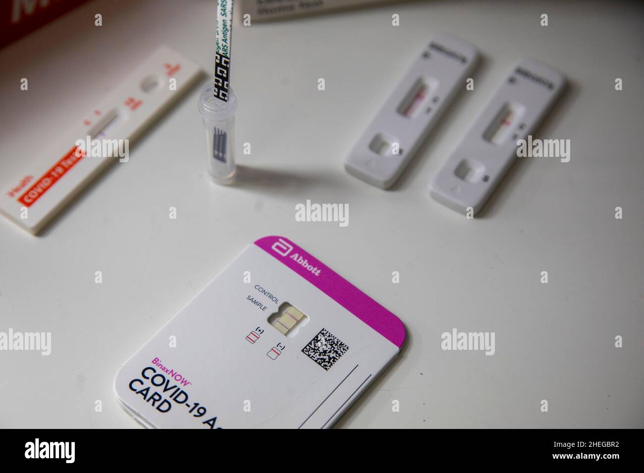 Los Angeles, California, Stati Uniti. 10th Jan 2022. Una varietà di test a casa dell'antigene Covid-19. A casa i kit di prova sono stati difficili da trovare.il governatore della California Gavin Newsom ha firmato un ordine esecutivo per evitare che il prezzo gougring sui test a casa. L'amministrazione di Biden il Lunedi detti assicuratori sanitari privati saranno tenuti a pagare fino a otto prove COVID-19 per ogni individuo coperto al mese a partire dal 15 gennaio. (Credit Image: © Jill Connelly/ZUMA Press Wire) Foto Stock