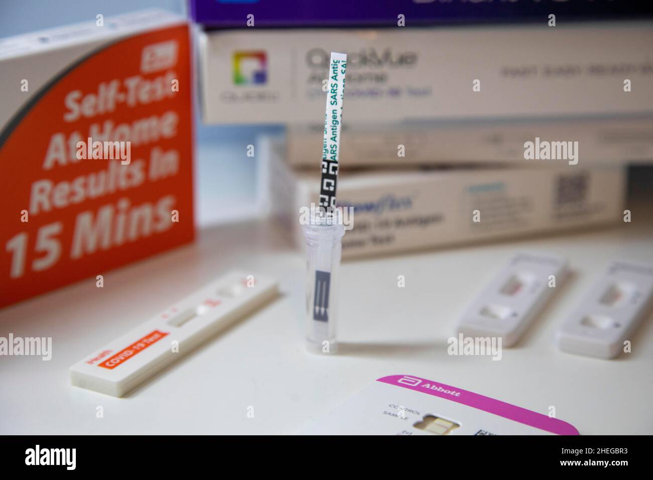 Los Angeles, California, Stati Uniti. 10th Jan 2022. Una varietà di test a casa dell'antigene Covid-19. A casa i kit di prova sono stati difficili da trovare.il governatore della California Gavin Newsom ha firmato un ordine esecutivo per evitare che il prezzo gougring sui test a casa. L'amministrazione di Biden il Lunedi detti assicuratori sanitari privati saranno tenuti a pagare fino a otto prove COVID-19 per ogni individuo coperto al mese a partire dal 15 gennaio. (Credit Image: © Jill Connelly/ZUMA Press Wire) Foto Stock