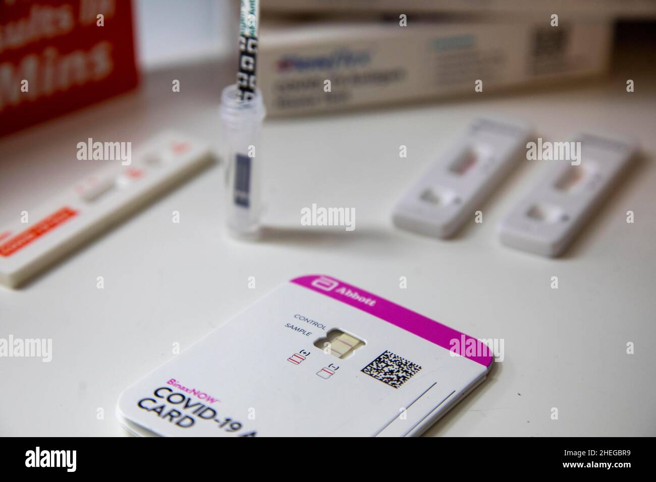Los Angeles, California, Stati Uniti. 10th Jan 2022. Una varietà di test a casa dell'antigene Covid-19. A casa i kit di prova sono stati difficili da trovare.il governatore della California Gavin Newsom ha firmato un ordine esecutivo per evitare che il prezzo gougring sui test a casa. L'amministrazione di Biden il Lunedi detti assicuratori sanitari privati saranno tenuti a pagare fino a otto prove COVID-19 per ogni individuo coperto al mese a partire dal 15 gennaio. (Credit Image: © Jill Connelly/ZUMA Press Wire) Foto Stock