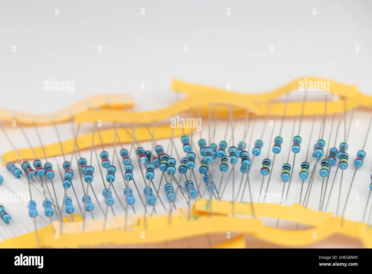Pacchetti di resistenze fusibili mix disposti piatti isolati su sfondo bianco, resistenze con varie bande di colore Foto Stock