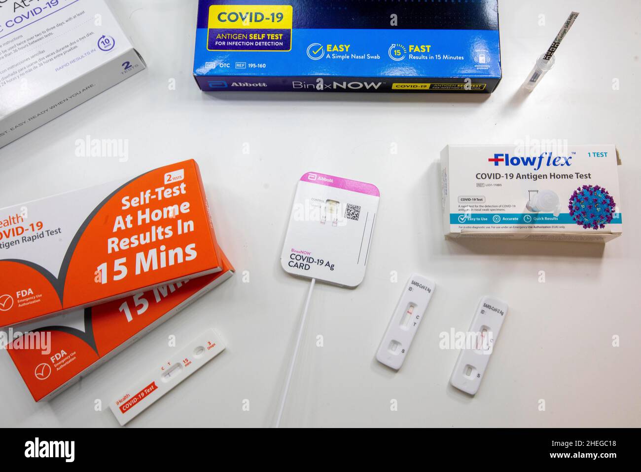 Los Angeles, California, Stati Uniti. 10th Jan 2022. Una varietà di test a casa dell'antigene Covid-19. A casa i kit di prova sono stati difficili da trovare.il governatore della California Gavin Newsom ha firmato un ordine esecutivo per evitare che il prezzo gougring sui test a casa. L'amministrazione di Biden il Lunedi detti assicuratori sanitari privati saranno tenuti a pagare fino a otto prove COVID-19 per ogni individuo coperto al mese a partire dal 15 gennaio. (Credit Image: © Jill Connelly/ZUMA Press Wire) Foto Stock