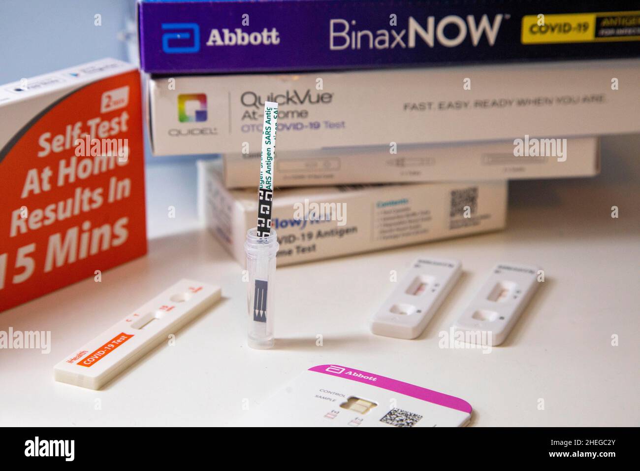 Los Angeles, California, Stati Uniti. 10th Jan 2022. Una varietà di test a casa dell'antigene Covid-19. A casa i kit di prova sono stati difficili da trovare.il governatore della California Gavin Newsom ha firmato un ordine esecutivo per evitare che il prezzo gougring sui test a casa. L'amministrazione di Biden il Lunedi detti assicuratori sanitari privati saranno tenuti a pagare fino a otto prove COVID-19 per ogni individuo coperto al mese a partire dal 15 gennaio. (Credit Image: © Jill Connelly/ZUMA Press Wire) Foto Stock