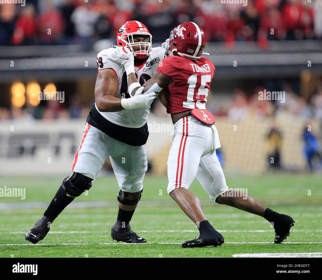 Indianapolis, Indiana, Stati Uniti. 10th Jan 2022. Georgia Bulldogs offensiva lineman Jamaree Salyer (69) pass blocking Alabama Crimson Tide linebacker Dallas Turner (15) al NCAA Football 2022 CFP National Championship game tra Georgia Bulldogs e Alabama al Lucas Oil Stadium di Indianapolis, Indiana. JP Waldron/Cal Sport Media/Alamy Live News Foto Stock