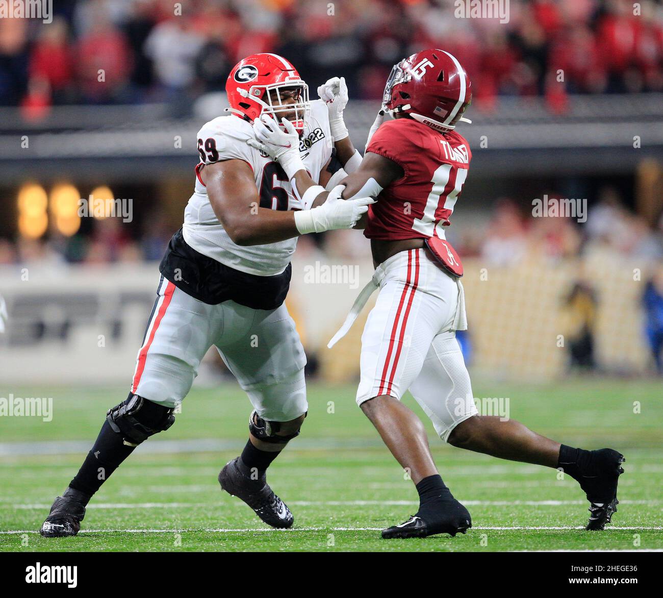 Indianapolis, Indiana, Stati Uniti. 10th Jan 2022. Georgia Bulldogs offensiva lineman Jamaree Salyer (69) pass blocking Alabama Crimson Tide linebacker Dallas Turner (15) al NCAA Football 2022 CFP National Championship game tra Georgia Bulldogs e Alabama al Lucas Oil Stadium di Indianapolis, Indiana. JP Waldron/Cal Sport Media/Alamy Live News Foto Stock