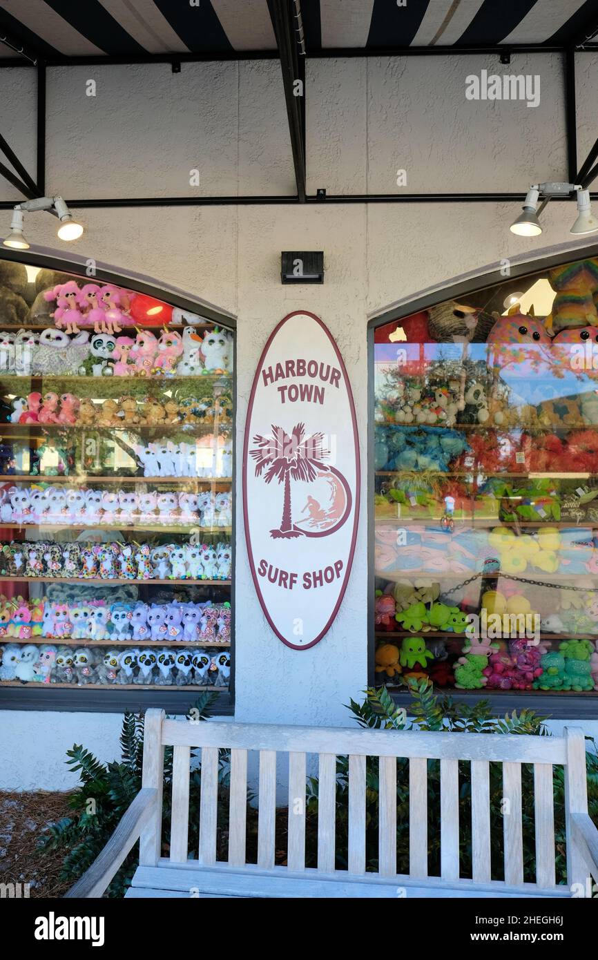 Insegna e vista esterna del negozio di surf di Harbour Town nel porto turistico di Harbour Town in Hilton Head, South Carolina, USA; negozio di abbigliamento da surf e spiaggia. Foto Stock
