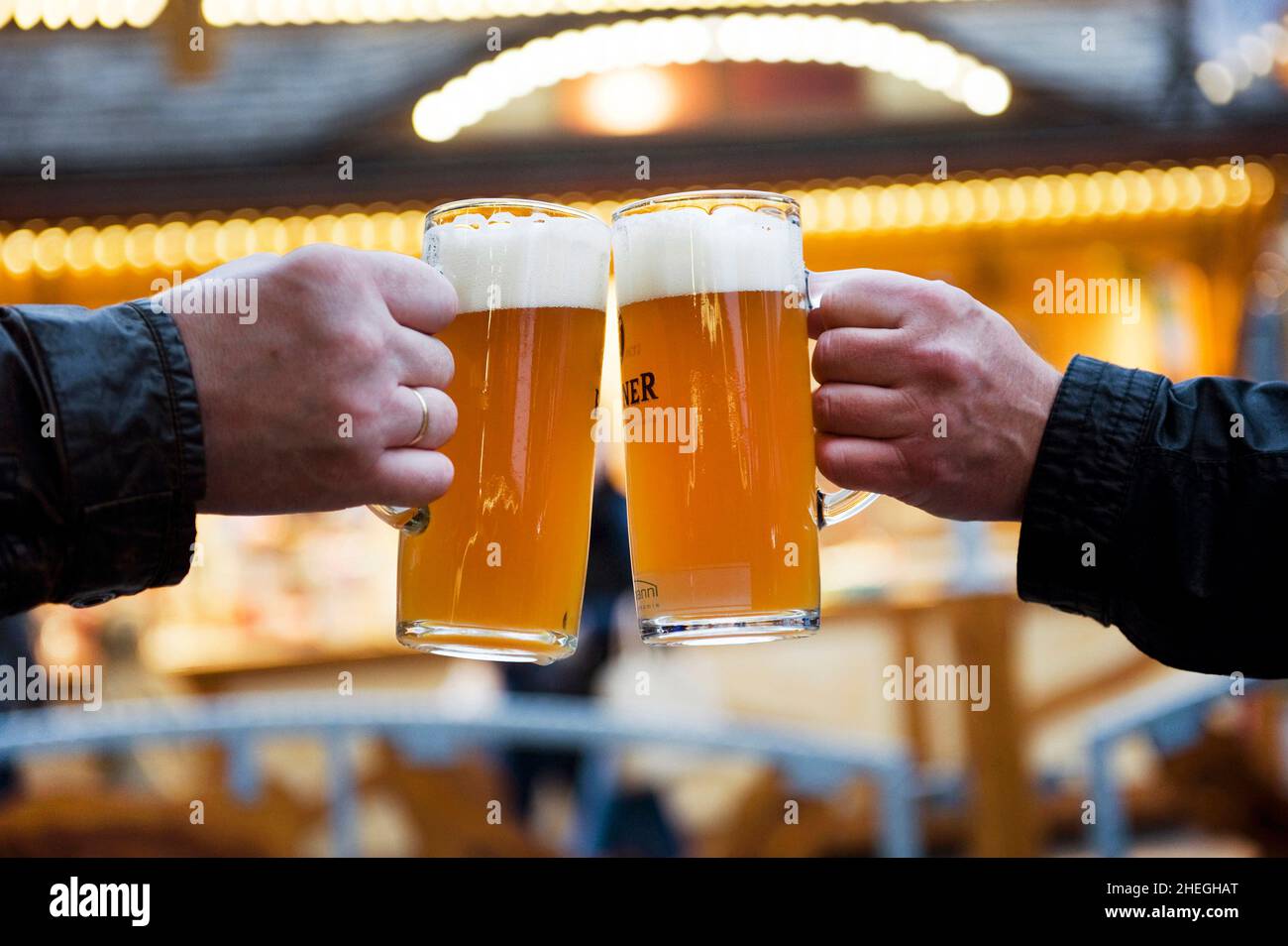 GERMANIA. BERLINO. L'OKTOBERFEST È LA FIERA PIÙ GRANDE DEL MONDO CHE SI TIENE ANNUALMENTE IN GERMANIA. SI TRATTA DI UN FESTIVAL DI 16 GIORNI CHE SI SVOLGE DA FINE SETTEMBRE AL PRIMO NOI Foto Stock