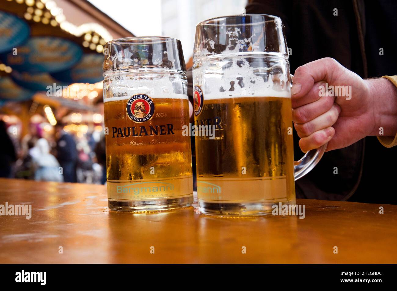 GERMANIA. BERLINO. L'OKTOBERFEST È LA FIERA PIÙ GRANDE DEL MONDO CHE SI TIENE ANNUALMENTE IN GERMANIA. SI TRATTA DI UN FESTIVAL DI 16 GIORNI CHE SI SVOLGE DA FINE SETTEMBRE AL PRIMO NOI Foto Stock