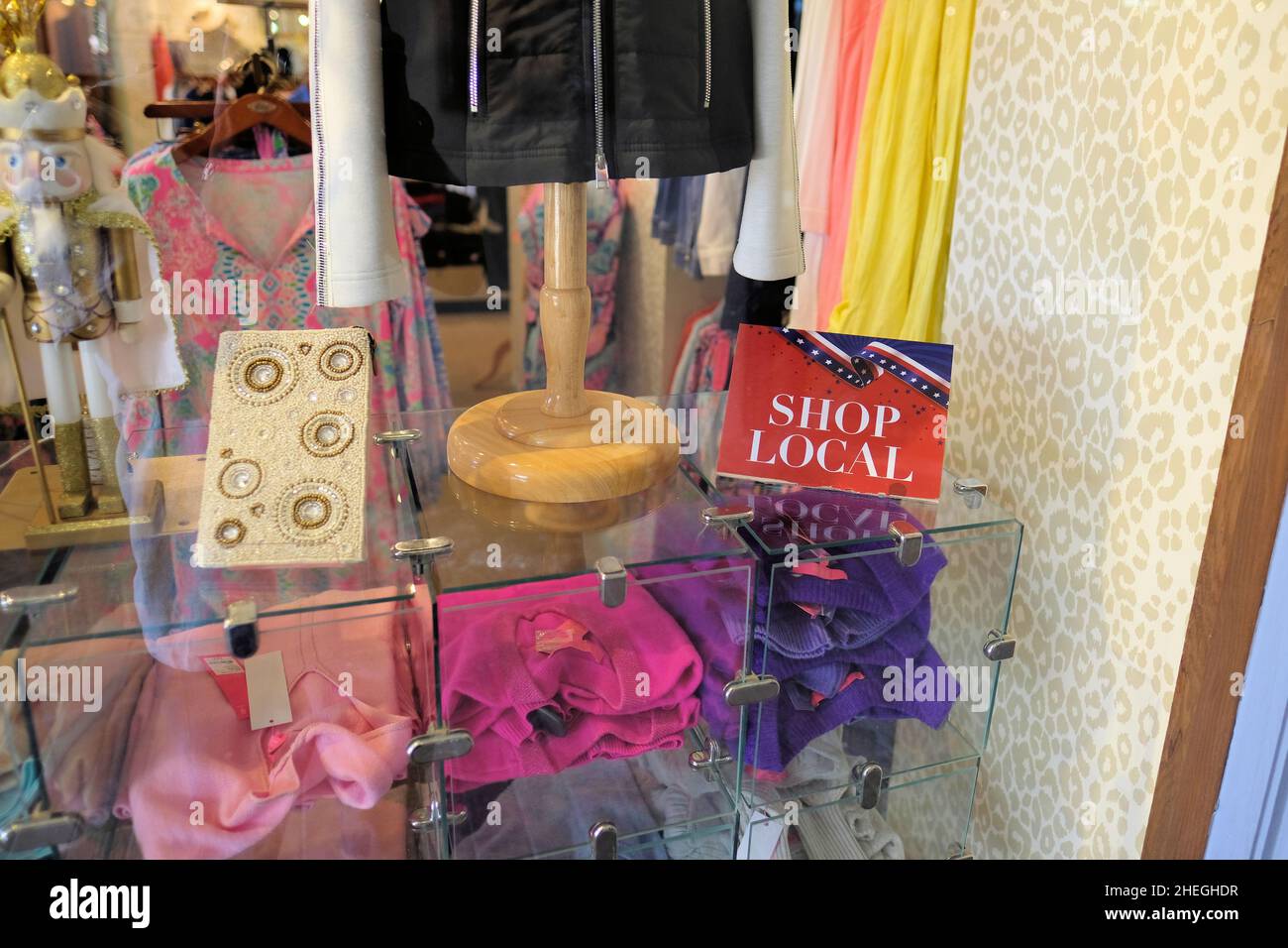 Negozio locale visto attraverso la finestra di un negozio in Hilton Head, South Carolina chiedendo a visitatori e residenti di sostenere le aziende locali. Foto Stock