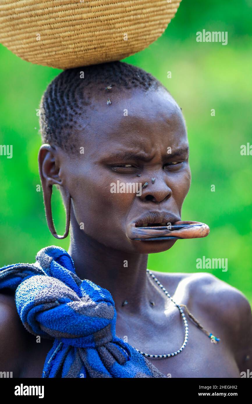 Omo River Valley, Etiopia - 29 novembre 2020: Ritratto di donna africana con un grande piatto di legno tradizionale nel labbro inferiore Foto Stock