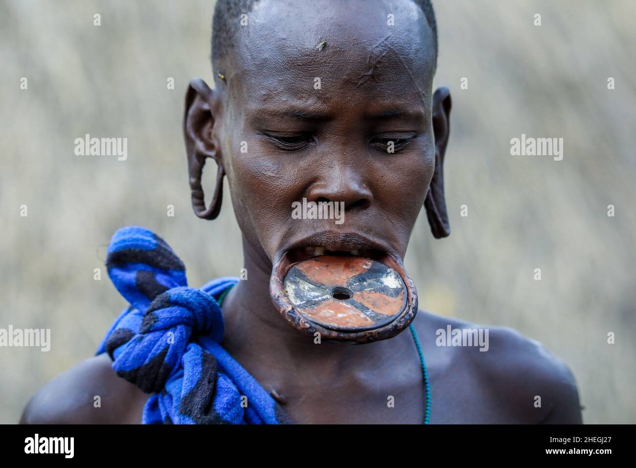 Omo River Valley, Etiopia - 29 novembre 2020: Ritratto di donna africana con un grande piatto di legno tradizionale nel labbro inferiore Foto Stock