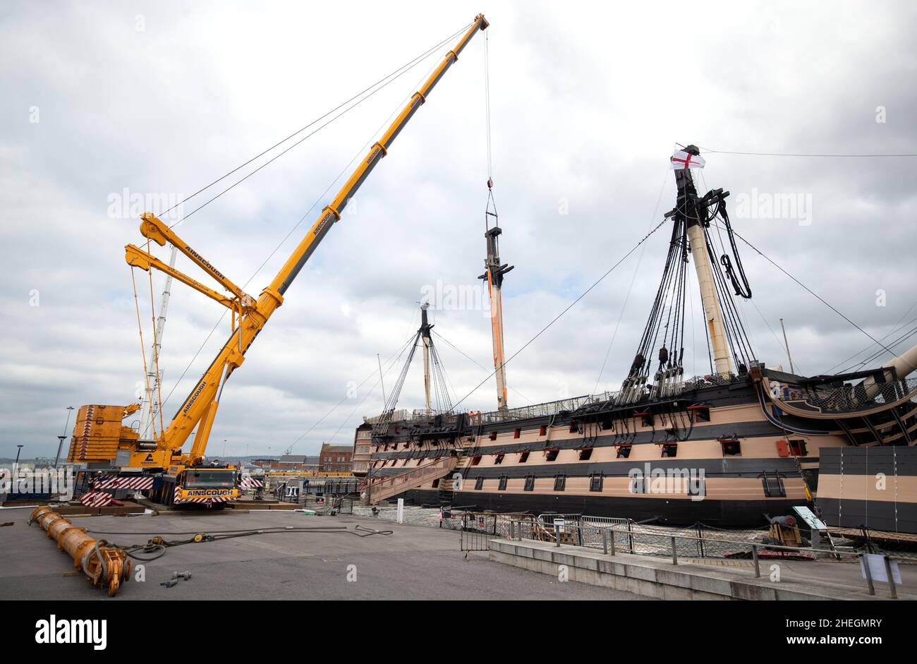 Foto di archivio datata 14/05/21 di una gru durante il processo di rimozione dell'albero inferiore principale dalla HMS Victory a Portsmouth Historic Dockyard a Portsmouth. Un secolo dopo che la Vittoria di HMS è stata spostata nel suo posto di riposo finale il Museo Nazionale della Marina reale (NMRM) ha annunciato un progetto di conservazione di £35 milioni per rinnovarla, compreso la sostituzione delle tavole marciume. Data di emissione: Martedì 11 gennaio 2022. Foto Stock