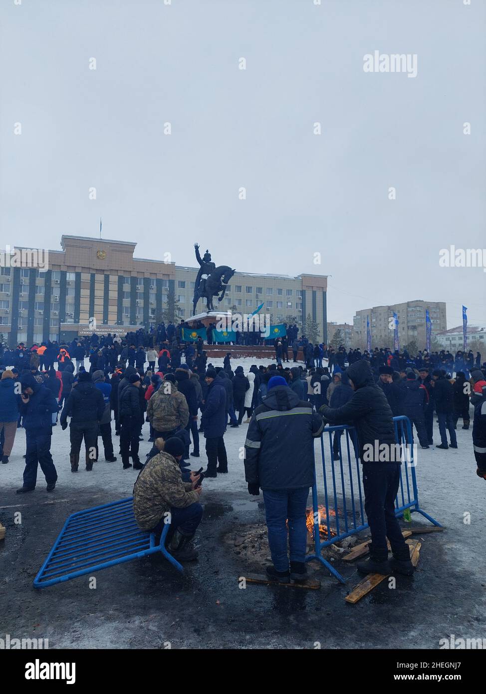 Le proteste sono scoppiate in diverse città del Kazakistan dal gennaio 2nd, a seguito di un forte aumento dei prezzi dei carburanti nell'ex repubblica sovietica. Migliaia di persone sono scese in strada, una rara epidemia di dissenso in un paese in cui le proteste sono strettamente controllate. Le forze di sicurezza hanno lottato per sedare la folla, che ha iniziato a storming uffici pubblici e a mettere il fuoco negli edifici. Aktobe, Kazakistan. Foto Stock