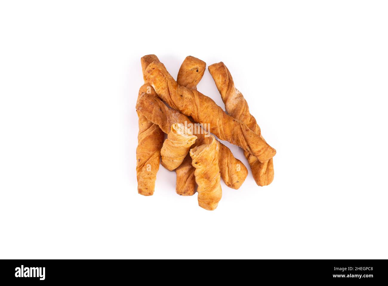 Bastoncini di pasta sfoglia su sfondo bianco, vista dall'alto. Foto Stock