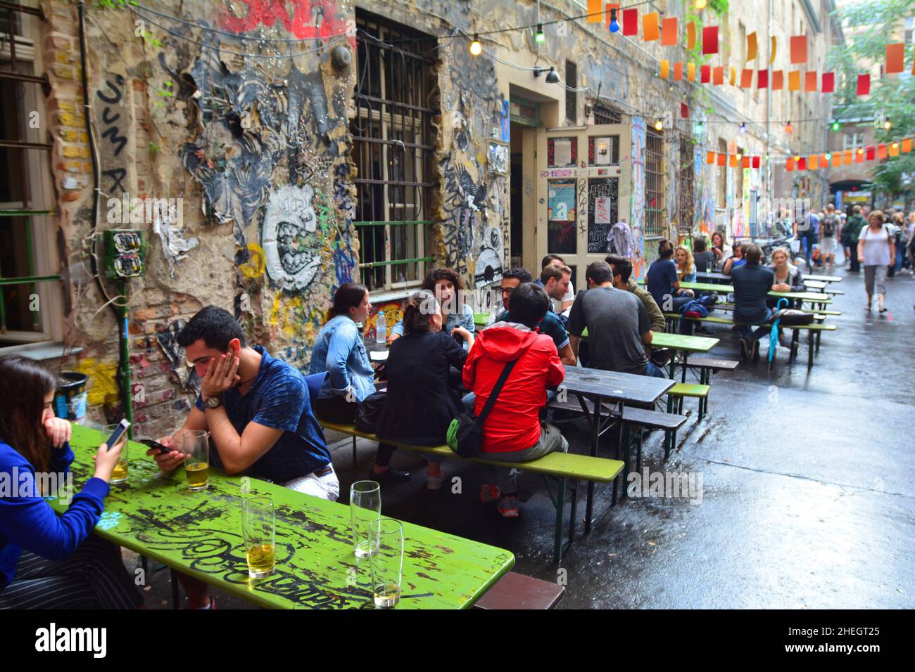 GERMANIA. BERLINO. SCHEUNENVIERTEL. UNO DEI BAR DELLA METROPOLITANA NEL QUARTIERE SCHEUNENVIERTEL. Foto Stock