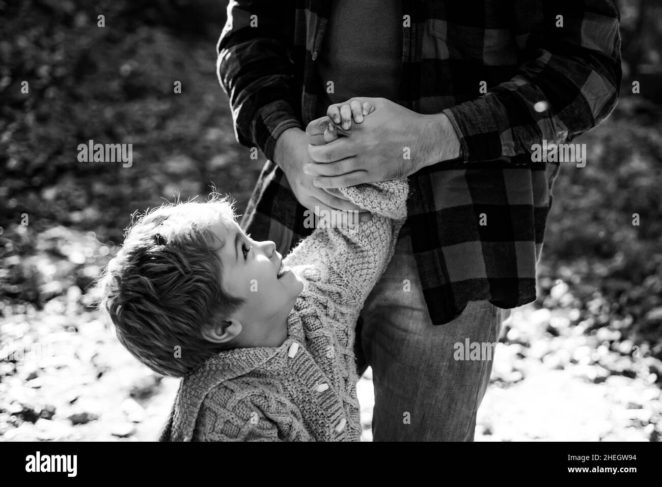 Concetto di infanzia. Papà e figlio nel parco autunnale giocano ridendo. Felice padre gioioso con un figlio carino in cowboy cappello, famiglia, viaggio, vacanza, padre Foto Stock
