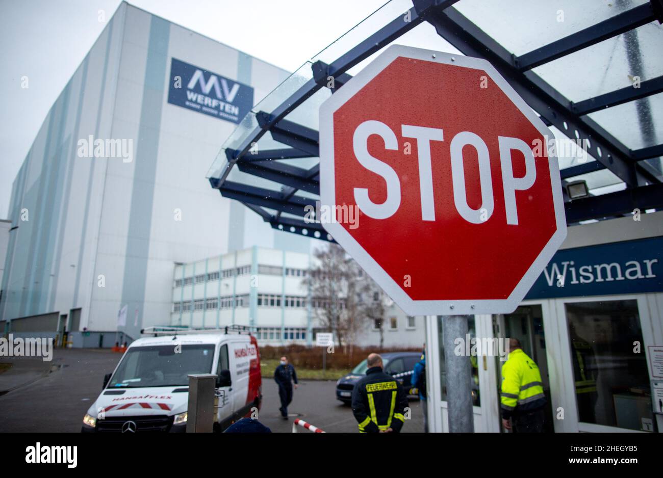 Wismar, Germania. 07th Jan 2022. Un segnale di stop è appeso sulla strada di accesso al sito MV Werften. La sopravvivenza di MV Werften è in grave pericolo; i salari dei dipendenti non potevano essere pagati come previsto. Il governo federale, lo Stato e il proprietario del cantiere, Genting Hong Kong, non sono stati finora in grado di concordare un nuovo pacchetto di salvataggio. Credit: Jens Büttner/dpa-Zentralbild/ZB/dpa/Alamy Live News Foto Stock