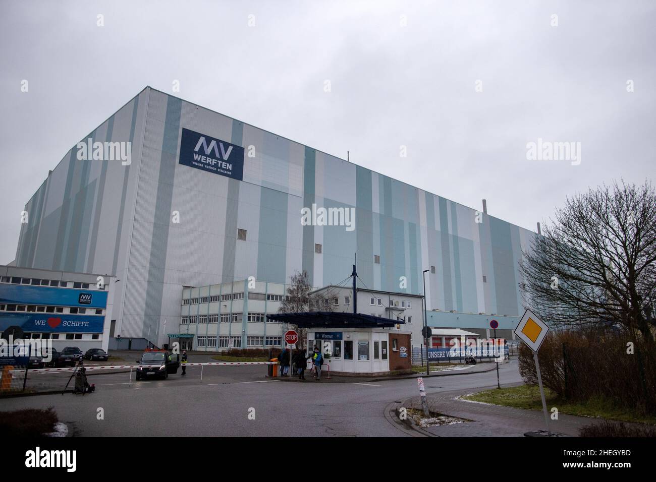Wismar, Germania. 07th Jan 2022. La sala della costruzione navale presso la MV Werften. La sopravvivenza di MV Werften è in grave pericolo; i salari dei dipendenti non potevano essere pagati come previsto. Il governo federale, lo Stato e il proprietario del cantiere, Genting Hong Kong, non sono stati finora in grado di concordare un nuovo pacchetto di salvataggio. Credit: Jens Büttner/dpa-Zentralbild/ZB/dpa/Alamy Live News Foto Stock