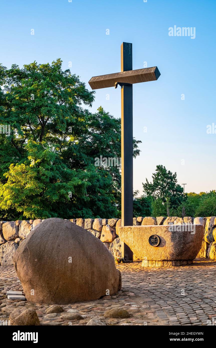 Varsavia, Polonia - 22 maggio 2020: Memoriale dei terrori comunisti di Maciej Szankowski di fronte alla chiesa di Santa Caterina in via Dolina Sluzewiecka Foto Stock