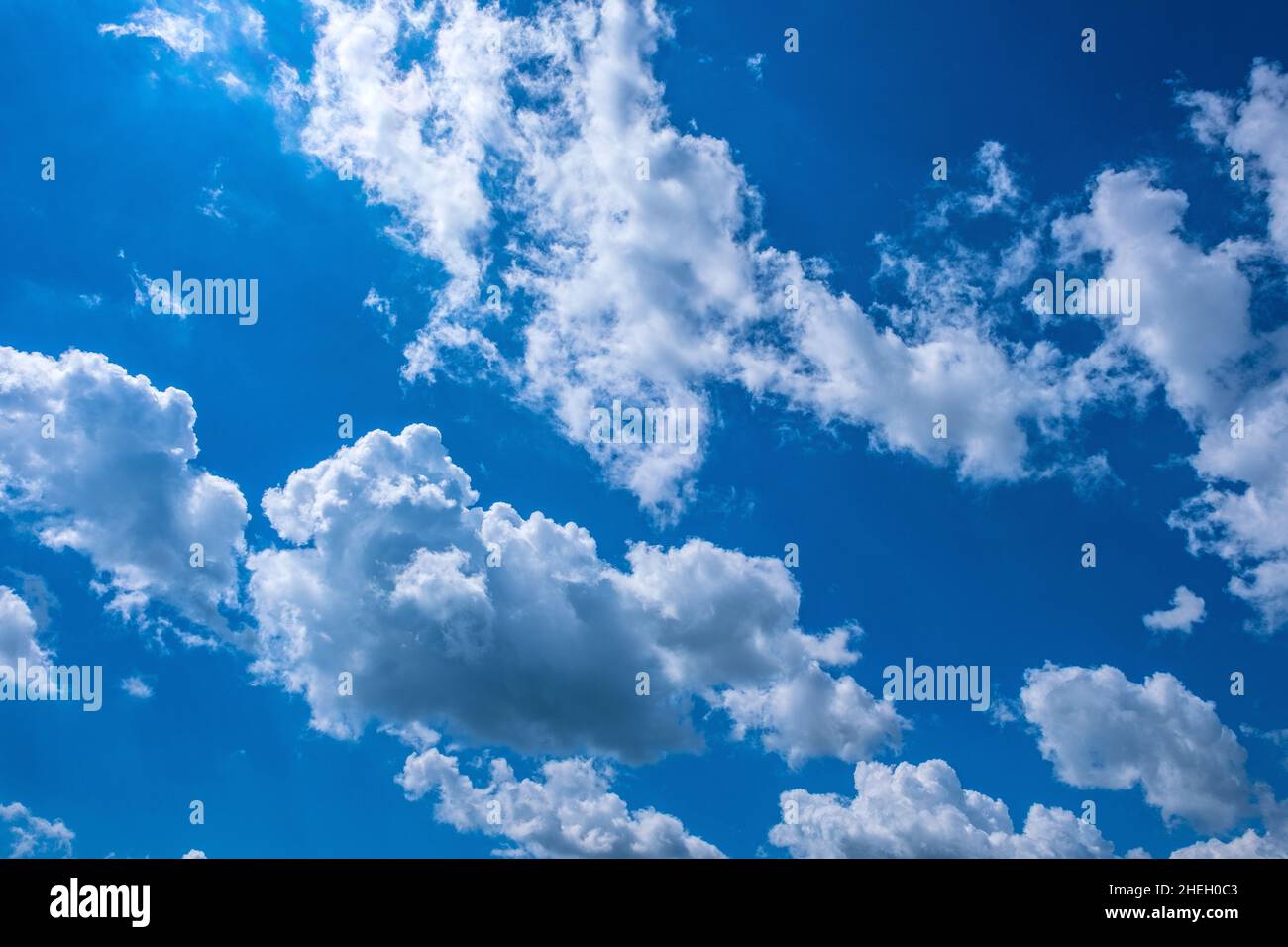 Bianco estate nuvole composizione mosaico su sfondo cielo blu Foto Stock