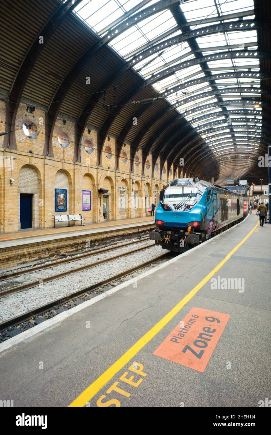 TransPennine Express Locomotiva 68023, Achillis, stazionaria alla piattaforma 6 nella stazione di York Foto Stock