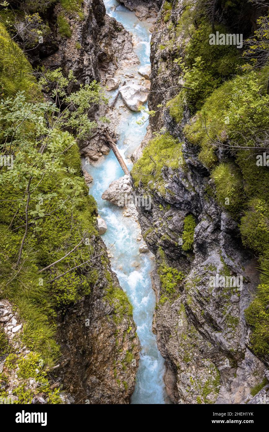 Vista dall'alto di un ruscello naturale delle Alpi dolomitiche Foto Stock