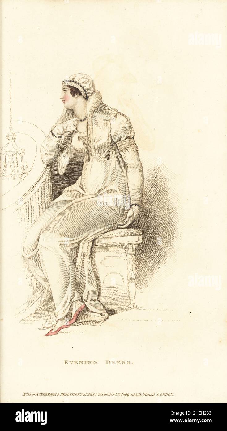 Donna reggenza in abito da sera su un balcone, 1809. Accappatoio rotondo in raso bianco con fronte demi-traina e militare con brogio d'oro. Sedano bianco satinato con finitura Swansdown. Coif greco di satin bianco. Pantofole Crimson, ventilatore avorio, guanti francesi per bambini. Targa 38, dicembre 1809. Incisione in copperplate a mano di Thomas Uwins dal Rudolph Ackermann's Repository of Arts di Londra. Foto Stock