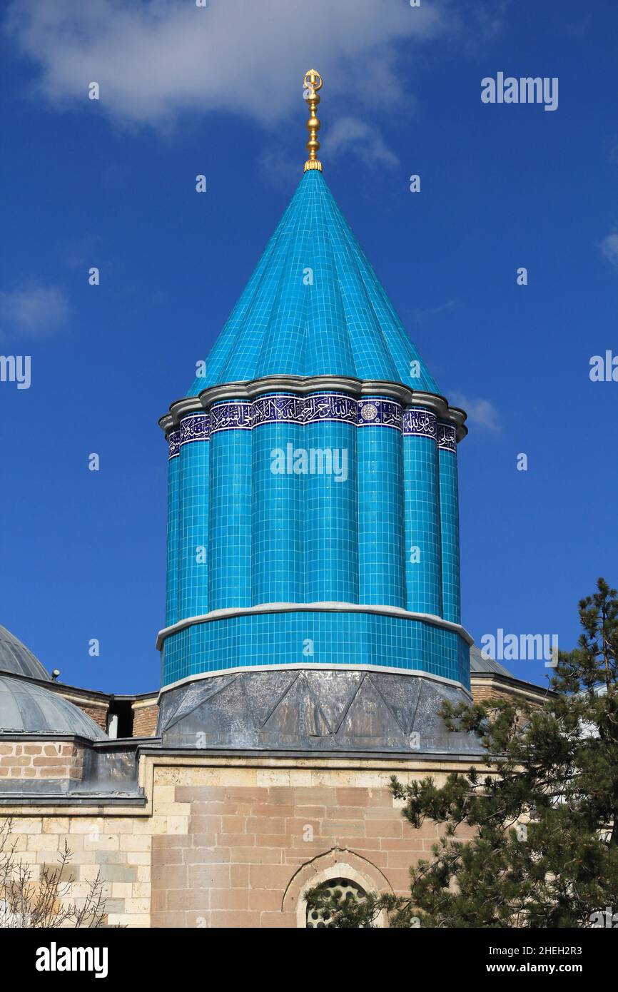 Museo Mevlana, edificio religioso, minareto turchese e museo all'interno. Konya, Turchia. Foto Stock